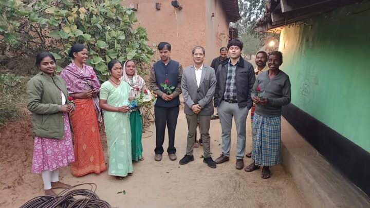 उत्कृष्ट कार्य करने वाली बीएलओ रजनी नाग को पत्थलगांव एसडीएम ने उनके घर जाकर किया सम्मानित