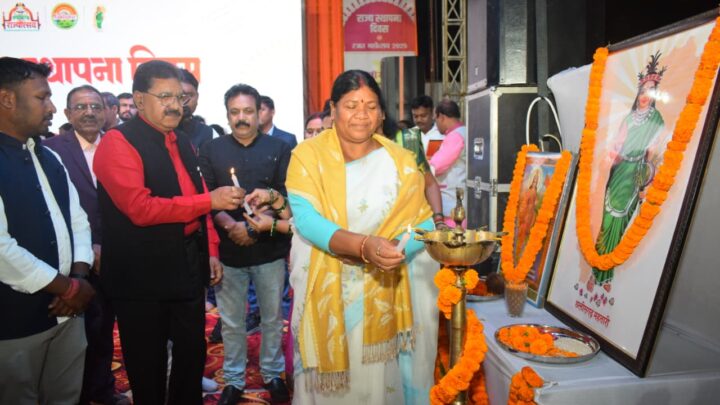 राज्योत्सव 2025ः स्कूलों के छात्रों, कवियों और गायकों की नृत्य-संगीत प्रस्तुतियों ने समां बांधा प्रधानमंत्री श्री मोदी के सबका साथ सबका विकास का नारा सही मायनों में आज जमीन पर हो रहा हैचरितार्थ -विधायक श्रीमती रायमुनी भगत