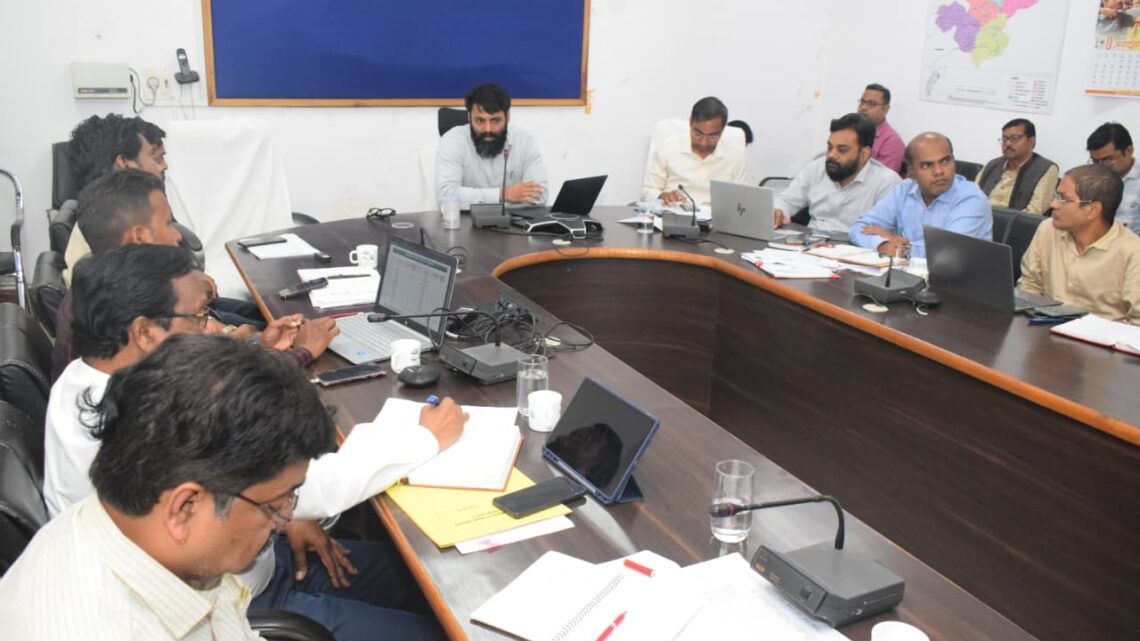 कलेक्टर ने धान खरीदी से पहले खरीदी केन्द्रों में सभी तैयारियां सुनिश्चित करने के दिए निर्देश अवैध धान परिवहन को रोकने के लिए सीमावर्ती क्षेत्रों में विशेष निगरानी रखें