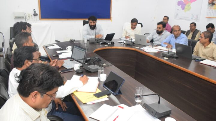 कलेक्टर ने धान खरीदी से पहले खरीदी केन्द्रों में सभी तैयारियां सुनिश्चित करने के दिए निर्देश अवैध धान परिवहन को रोकने के लिए सीमावर्ती क्षेत्रों में विशेष निगरानी रखें