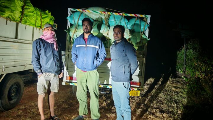 फरसाबहार की उड़नदस्ता टीम ने अवैध धान परिवहन करते वाहन जप्त कर तुमला थाना किया सुपुर्द