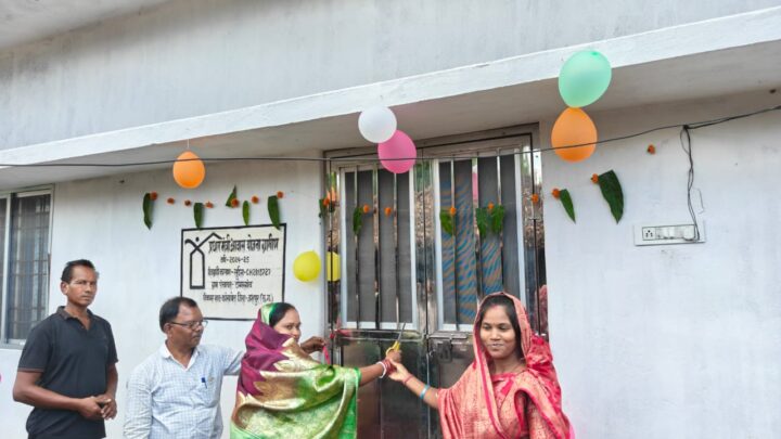 पीएम आवास के हितग्राहियों को आवास की मिली चाबी