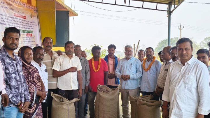 सुशांत कुमार साहू ने बागबहार धान खरीदी केंद्र में बेचा अपना धान किसानों को सोसायटी में दी जा रही है सभी बुनियादी सुविधाएं जिले के 46 धान खरीदी केन्द्रों में की जा रही खरीदी