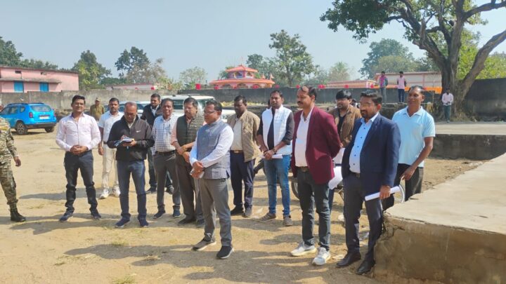 सरगुजा कमिश्नर नरेन्द्र कुमार दुग्गा ने दुलदुला क्षेत्र के मतदान केन्द्र का किया आकस्मिक निरीक्षण बीएलओ हीरा तंजन द्वारा लगभग 700 मतदाओ का डिजिटाइजेशन कार्य करने पर कमिश्नर ने दी शाबाशी