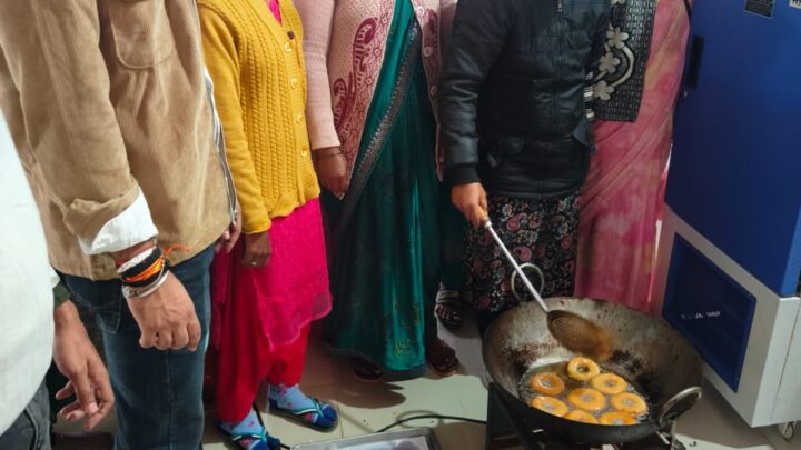 जशपुर बना फूड इनोवेशन का नया मॉडल निफ्टम पहल से गांवों में बढ़ी प्रोसेसिंग की ताकत महुआ सेंटर ऑफ एक्सीलेंस में समूह की महिलाओं को मिली ट्रेनिंग जशप्योर पास्ता के नाम से बाजार में उतर रहे स्थानीय उत्पाद