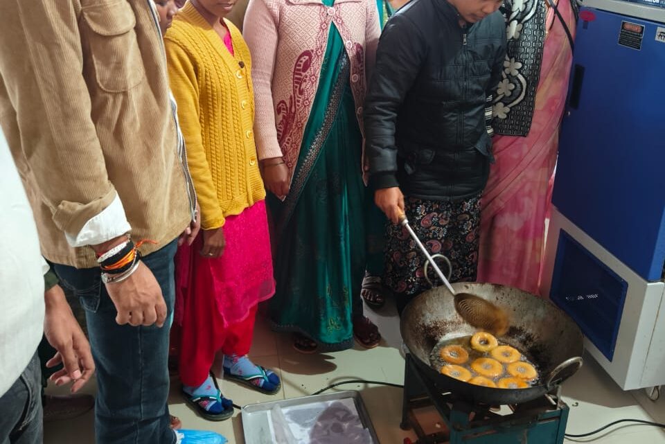 जशपुर बना फूड इनोवेशन का नया मॉडल निफ्टम पहल से गांवों में बढ़ी प्रोसेसिंग की ताकत महुआ सेंटर ऑफ एक्सीलेंस में समूह की महिलाओं को मिली ट्रेनिंग जशप्योर पास्ता के नाम से बाजार में उतर रहे स्थानीय उत्पाद