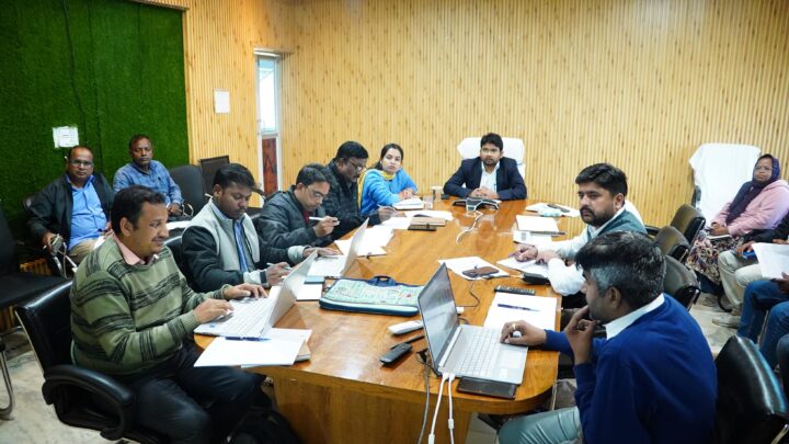 प्रधानमंत्री आवास योजना के आवास समय पर पूर्ण करें, लापरवाही बरतने पर होगी कार्रवाई जिला पंचायत सीईओ- अभिषेक कुमार