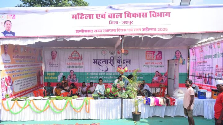 छत्तीसगढ़ राज्य स्थापना दिवस के रजत महोत्सव पर जशपुर में जनसंपर्क विभाग की प्रदर्शनी आकर्षण का केंद्र
