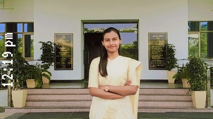 सीजीपीएससी 2024 में अनुसूचित जनजाति वर्ग में चंचल ने किया टॉप एकलव्य विद्यालय सन्ना में कक्षा दसवीं और बारहवीं में भी रही स्कूल टॉपर जिले और विद्यालय का नाम की रोशन मुख्यमंत्री ने दी अपनी शुभकामनाएं