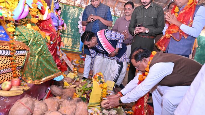 मुख्यमंत्री विष्णुदेव साय सर्वेश्वरी समूह अघोरेश्वर आश्रम नारायणपुर पहुंचकर मां काली, भगवान गणेश की प्रतिमा और शिवलिंग का विधिवत पूजा-अर्चना की परमपूज्य अवधूत भगवान राम जी की समाधि स्थल के किए दर्शन ,पूज्य श्री उत्साही बाबा जी का लिया आशीर्वाद प्रदेशवासियों की सुख समृद्धि और खुशहाली की कामना की