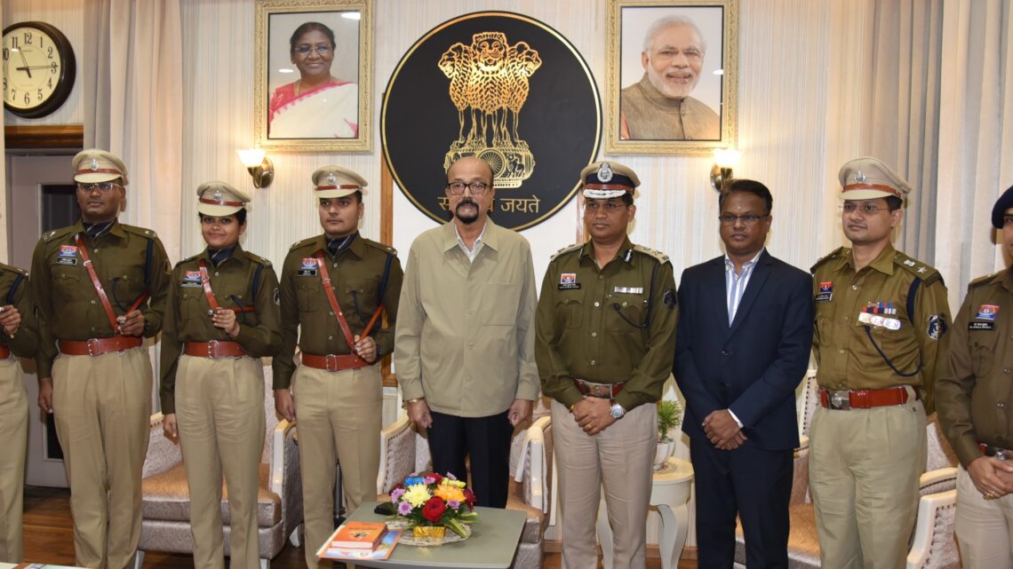 आम जनता के साथ पुलिस संवेदनशीलता के साथ बर्ताव  करें – राज्यपाल श्री डेका भारतीय पुलिस सेवा के परिवीक्षाधीन अधिकारियों ने की भेंट