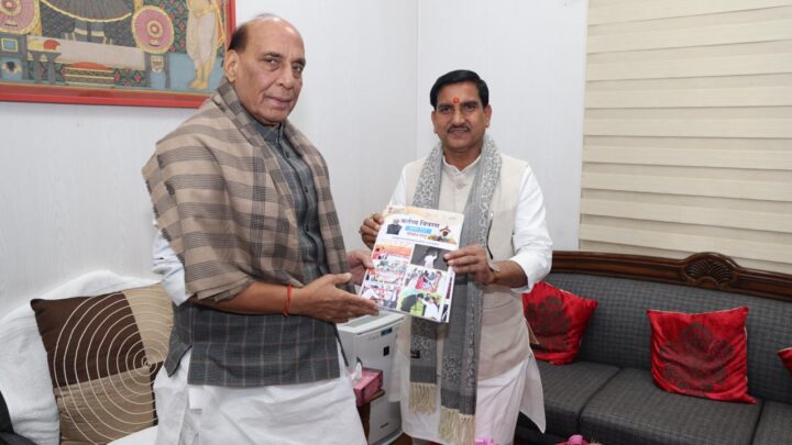 आवासन एवं शहरी कार्य राज्य मंत्री सह बिलासपुर सांसद श्री तोखन साहू ने रक्षा मंत्री श्री राजनाथ सिंह से की मुलाकात