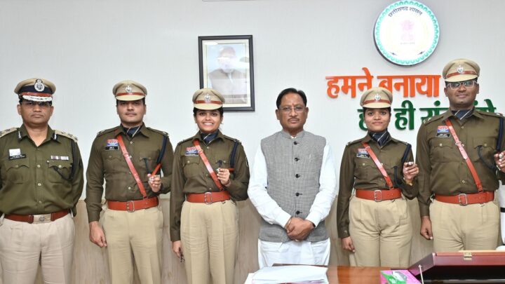 मुख्यमंत्री विष्णुदेव साय से प्रशिक्षु आईपीएस अधिकारियों ने की सौजन्य भेंट