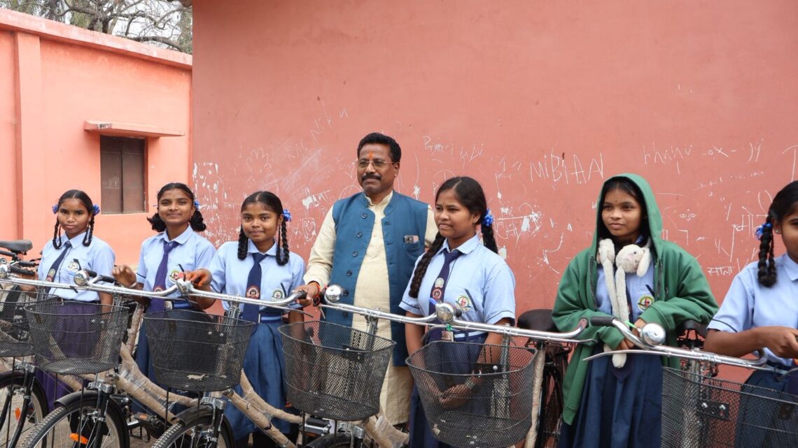सरस्वती साइकिल योजना के तहत साइकिल वितरण कार्यक्रम सम्पन्न