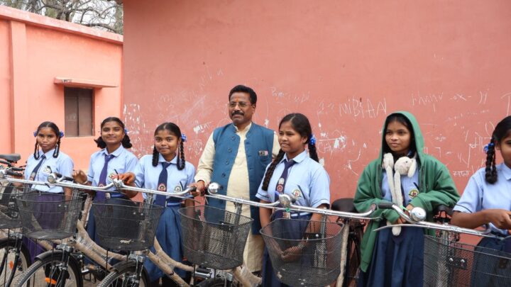 सरस्वती साइकिल योजना के तहत साइकिल वितरण कार्यक्रम सम्पन्न
