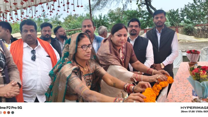 देश की अर्थव्यवस्था का आधार है कृषक- बालेश्वर साहू   (बिर्रा मंडी सहित सेवा सहकारी समितियों में हुई धान खरीदी की बोहनी)