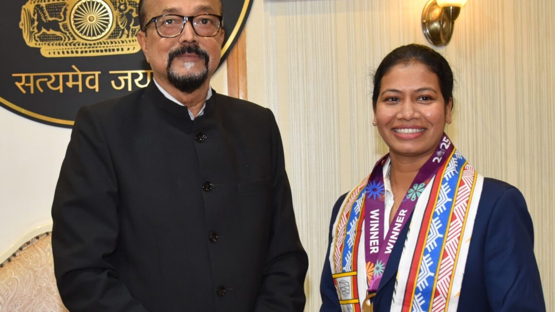 रायपुर/राज्यपाल रमेन  डेका  से आज विश्वकप विजेता भारतीय महिला क्रिकेट टीम की फिजियोथेरिपिस्ट एवं स्पोर्ट साइंस विशेषज्ञ, भारत एवं छत्तीसगढ़ की गौरव सुश्री आकांक्षा सत्यवंशी ने सौजन्य भेंट  की। राज्यपाल ने राजकीय गमछा पहनकर उनका सम्मान किया और स्मृति चिन्ह भेंट कर उनके उज्जवल भविष्य की कामना की।