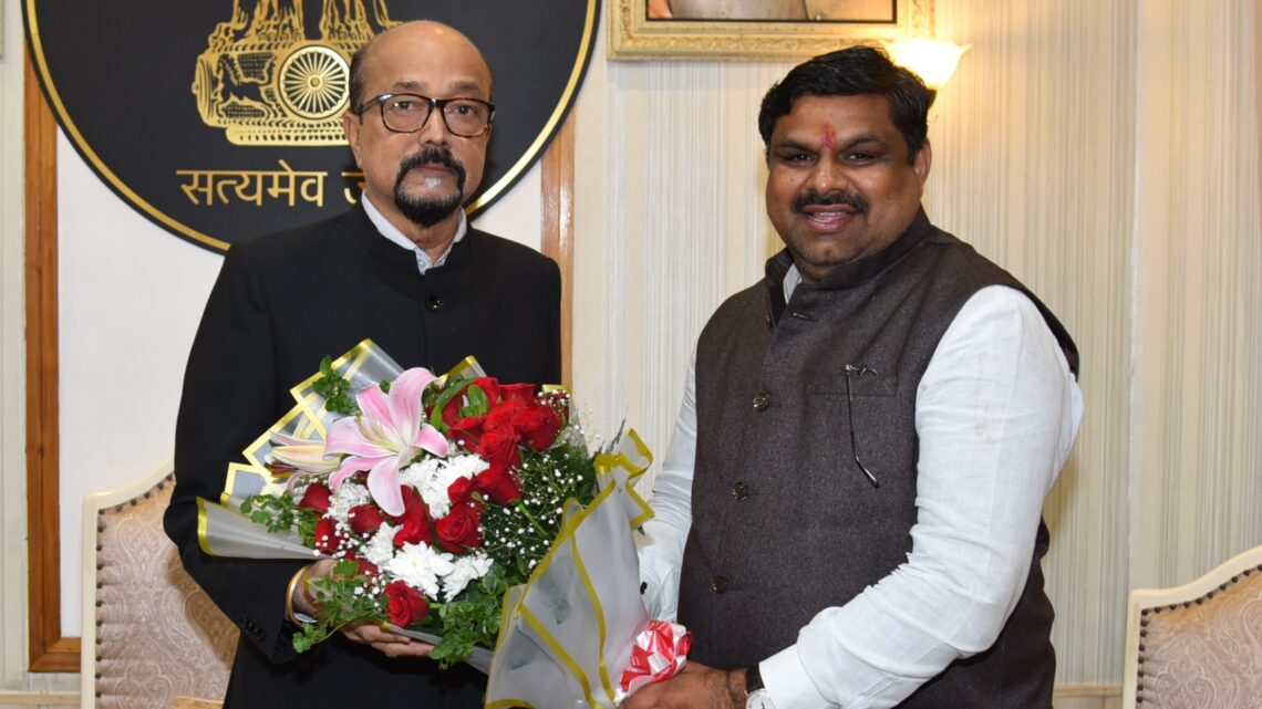 राज्यपाल डेका से स्कूल शिक्षा मंत्री श्री यादव ने की सौजन्य भेंट