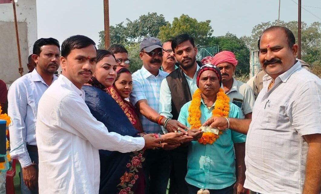 करनौद में धान खरीदी केन्द्र का शुभारम्भ जिला पंचायत सभापति श्रीमती मोहन कुमारी साहू के उपस्थिति में हुआ