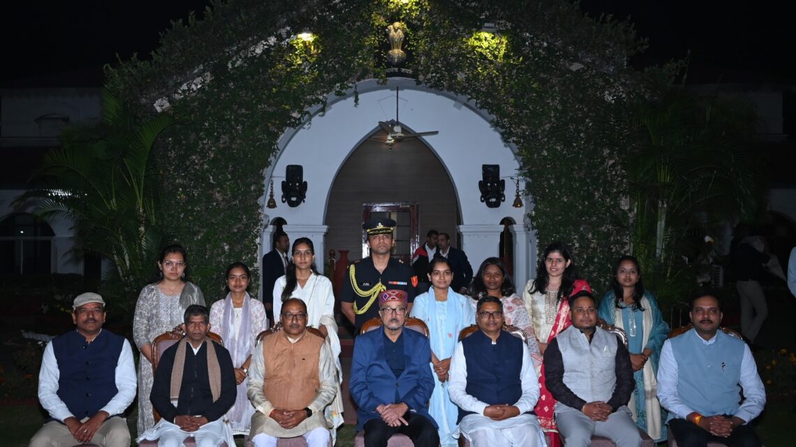 मानवीय संवेदनाओं के साथ कार्य करें – श्री डेका*  *राज्यपाल से पीएससी में चयनित सरस्वती शिक्षा संस्थान के पूर्व विद्यार्थियों ने की सौजन्य भेंट*