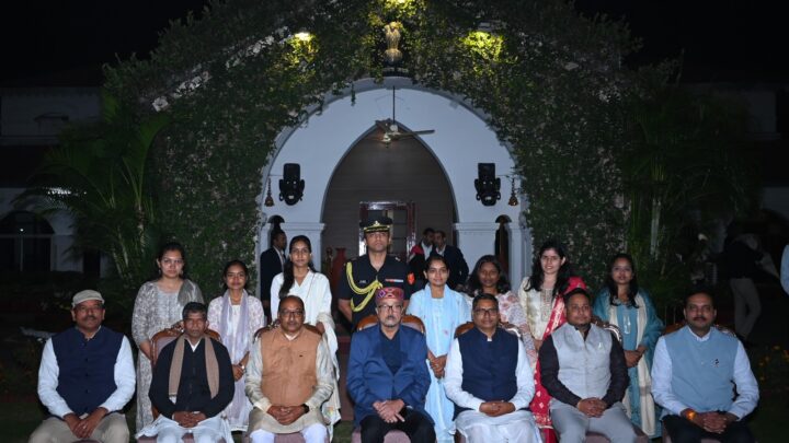 मानवीय संवेदनाओं के साथ कार्य करें – श्री डेका*  *राज्यपाल से पीएससी में चयनित सरस्वती शिक्षा संस्थान के पूर्व विद्यार्थियों ने की सौजन्य भेंट*