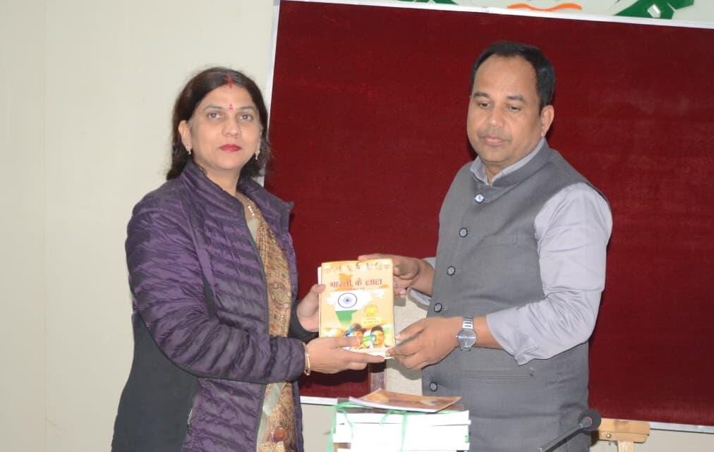 स्मृति पुस्तकालय योजना से शिक्षा को मिला नया संबल  दानदाताओं ने अब तक दी 6000 से अधिक पुस्तकें