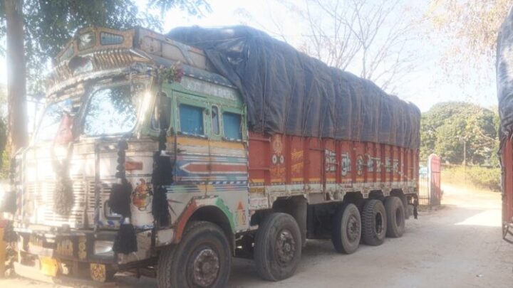 झारखंड से आ रहा 300 क्विंटल अवैध धान लदा 14 चक्का ट्रक ज़ब्त