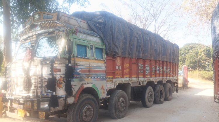 झारखंड से आ रहा 300 क्विंटल अवैध धान लदा 14 चक्का ट्रक ज़ब्त