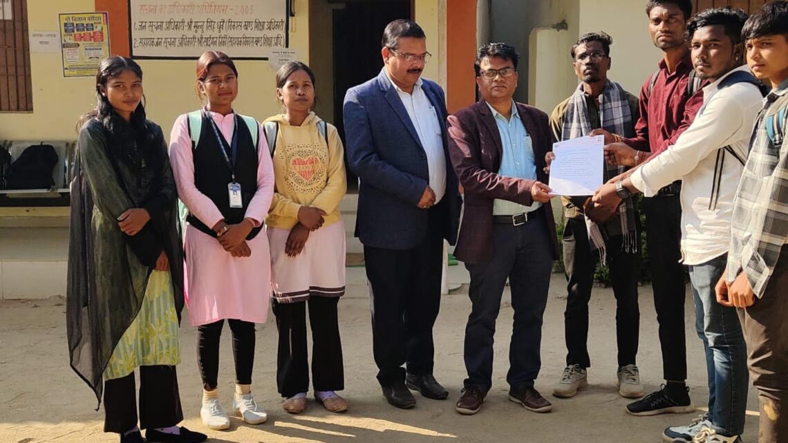 शिक्षक की समस्या को लेकर अभाविप प्रतापपुर डांड़करवां ने विकासखण्ड शिक्षा अधिकारी को सौंपा ज्ञापन
