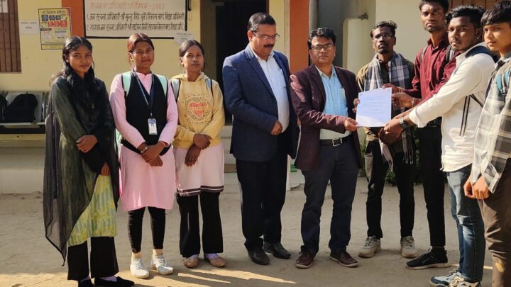 शिक्षक की समस्या को लेकर अभाविप प्रतापपुर डांड़करवां ने विकासखण्ड शिक्षा अधिकारी को सौंपा ज्ञापन