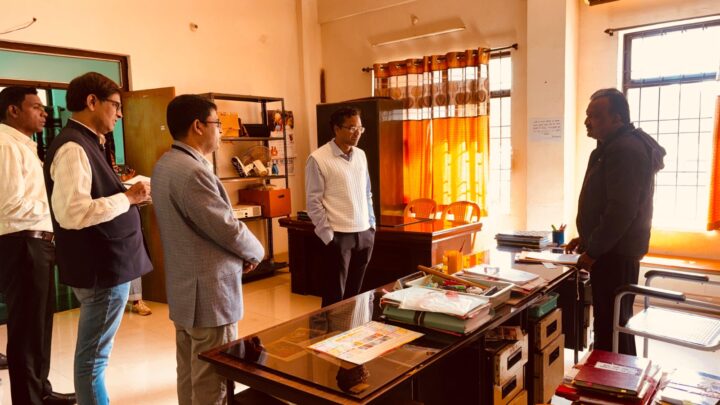 नवनियुक्त कलेक्टर  देवेश कुमार ध्रुव ने किया संयुक्त जिला कार्यालय भवन का निरीक्षण,समय पर कार्यालयीन उपस्थिति बायोमेट्रिक प्रणाली के परिपालन के दिए निर्देष,दूरस्थ क्षेत्रों से कलेक्ट्रेट आने वाले ग्रामीणों की सुविधाओं का रखे ध्यान