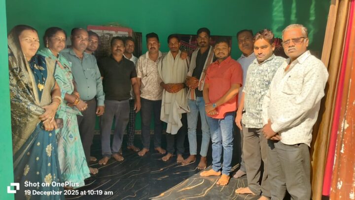 छत्तीसगढ़ पुलिस आरक्षक भर्ती में चयनित युवाओं से मिले पंचायत प्रतिनिधि, दी सफलता की बधाई