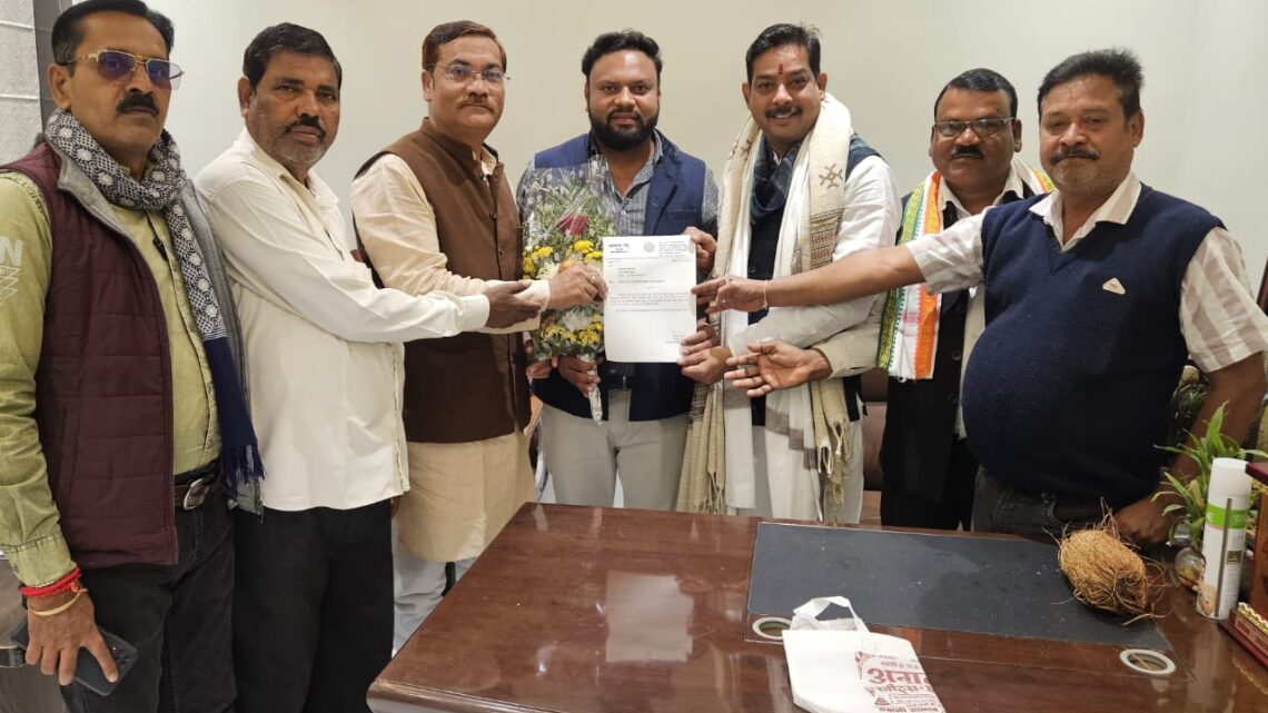 जैजैपुर विधायक साहू ने संतन महंत को सौंपी PWD की कमान