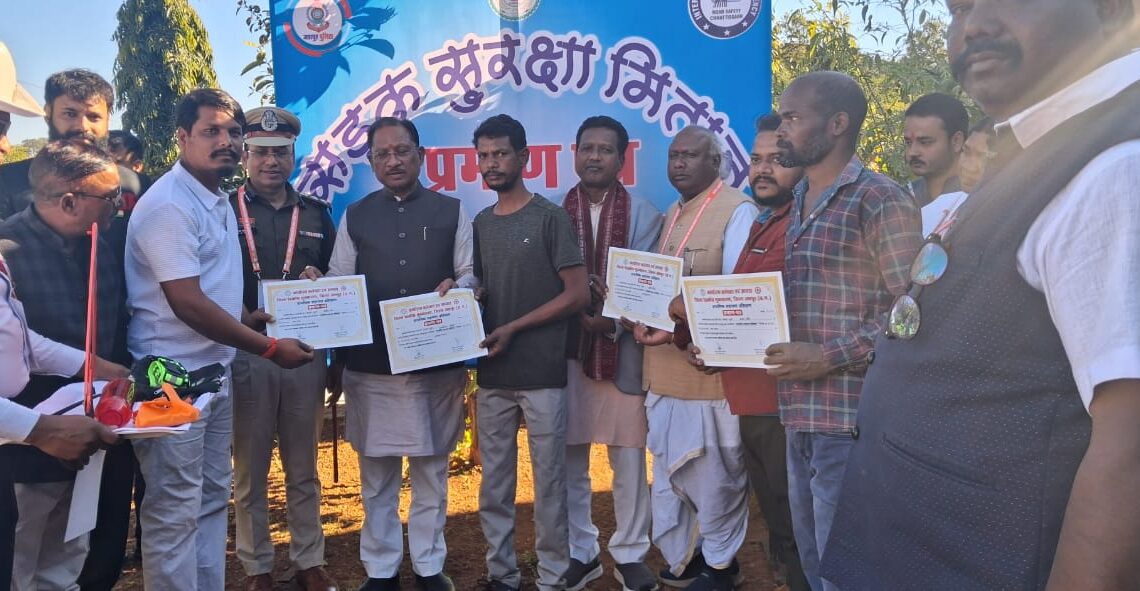 जिला प्रशासन और पुलिस विभाग की अनूठी पहल, मुख्यमंत्री विष्णुदेव साय, छत्तीसगढ़ शासन द्वारा जिले भर के 222 सड़क सुरक्षा मितानों को सम्मानित कर सड़क सुरक्षा किट एवं प्रमाण पत्र किया गया प्रदान