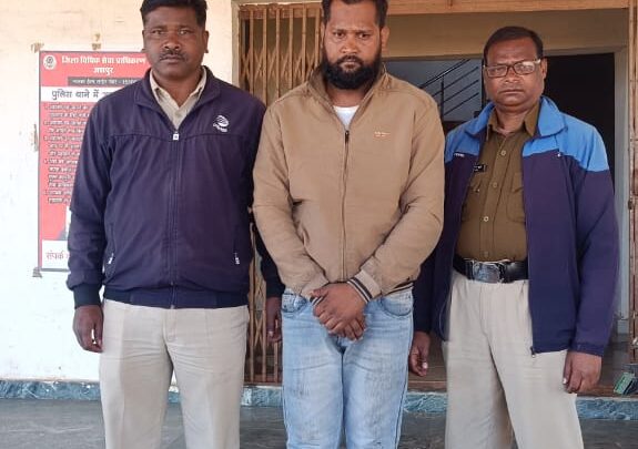 गौ तस्करी का फरार आरोपी फिरोज आया पुलिस की गिरफ्त में, गुमला झारखंड से पकड़ लाई जशपुर पुलिस भेजा जेल