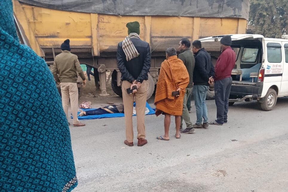 कोहरे से हुई दुर्घटना में एक महिला की गई जान