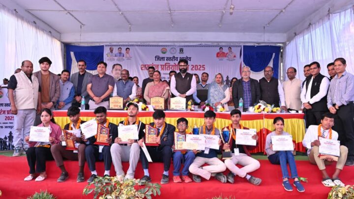 चेकमेट जशपुरः शतरंज की बिसात पर चमके जिले के विद्यार्थी पत्थलगांव में जिला स्तरीय शतरंज प्रतियोगिता का हुआ समापन विजेताओं को प्रशस्ति पत्र, स्मृति चिन्ह एवं नगद पुरस्कार किए गए प्रदान छात्रों में रणनीतिक कौशल और खेल भावना बढ़ाने पर दिया गया बल समापन कार्यक्रम में विधायक पत्थलगांव श्रीमती गोमती साय एवं कलेक्टर रोहित व्यास हुए शामिल