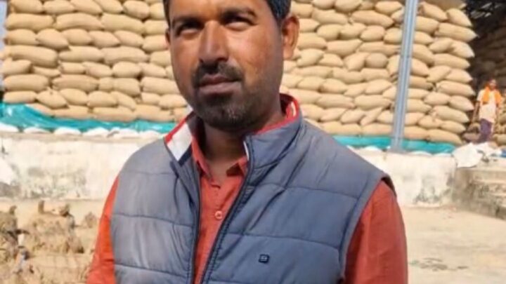 धान खरीदी की व्यस्था देखकर किसान है खुश किसान संजय यादव ने टोकन कटाकर आसानी से बेचा धान