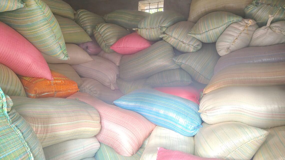 अवैध रूप से संचित धान पर जिला प्रशासन की बड़ी कार्रवाई कांसाबेल क्षेत्र में तीन स्थानों से कुल 1,480 क्विंटल धान जप्त