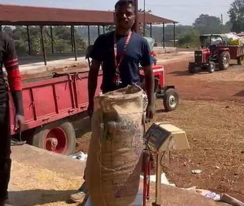 किसान दिनेश ने आसानी से बेचा अपना धान खरीदी केन्द्र में अच्छी व्यवस्था देखकर खुशी जाहिर की मुख्यमंत्री को दिया धन्यवाद