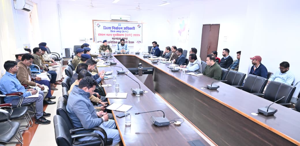 बिना हेलमेट और सीटबेल्ट के गाड़ी चलाने वालों पर करें कार्रवाई – कलेक्टर एस एस पी  शशि मोहन सिंह ने कहा कि शराब पीकर गाड़ी चलाने वाले पर करें कार्रवाई सड़क सुरक्षा समिति की बैठक संपन्न