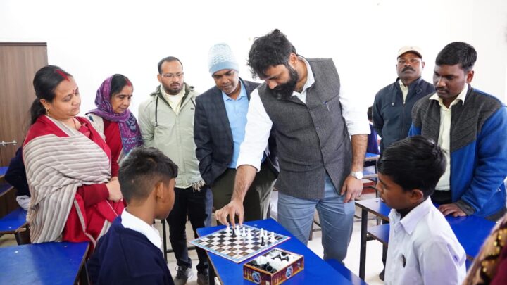 विद्यार्थियों की तर्कशक्ति बढ़ाने जिले में चेकमेट एट जशपुर कार्यक्रम हुआ शुरू कलेक्टर श्री रोहित व्यास ने विद्यार्थियों संग खेला शतरंज कल्याण आश्रम एवं महारानी लक्ष्मीबाई विद्यालय में प्रशिक्षण सत्रों का किया निरीक्षण छात्रों में रणनीतिक कौशल और खेल भावना बढ़ाने पर दिया बल