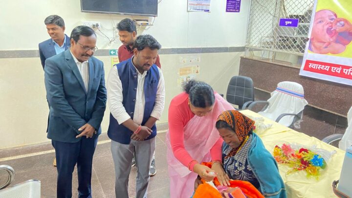 विधायक रायमुनी भगत ने प्लस पोलियों अभियान का किया शुभारंभ,छोटे बच्चों को प्लस पोलियों की दवा पिलाई गई