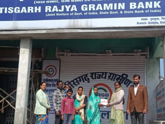 मुख्यमंत्री विष्णुदेव साय के निर्देश पर मृतक के परिजन को मिली प्रधानमंत्री सुरक्षा बीमा योजना के तहत 2 लाख रुपये की बीमा राशि,सीएम कैंप कार्यालय बगिया में आवेदन के बाद मिला त्वरित न्याय