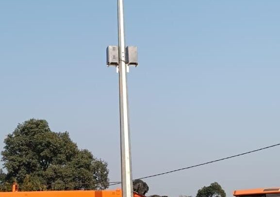 मुख्यमंत्री विष्णुदेव साय के निर्देश पर सौर ऊर्जा स्ट्रीट लाइट से गांव-गांव हो रहे हैं रोशन ग्रामीणों ने मुख्यमंत्री कैंप कार्यालय में सुरक्षा की दृष्टि से गांवों में रोशनी की पर्याप्त व्यवस्था करने की मांग की थी