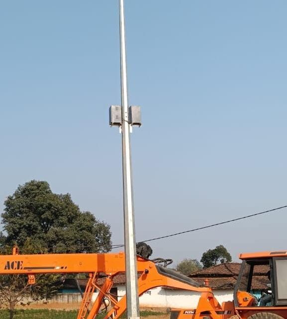 मुख्यमंत्री विष्णुदेव साय के निर्देश पर सौर ऊर्जा स्ट्रीट लाइट से गांव-गांव हो रहे हैं रोशन ग्रामीणों ने मुख्यमंत्री कैंप कार्यालय में सुरक्षा की दृष्टि से गांवों में रोशनी की पर्याप्त व्यवस्था करने की मांग की थी