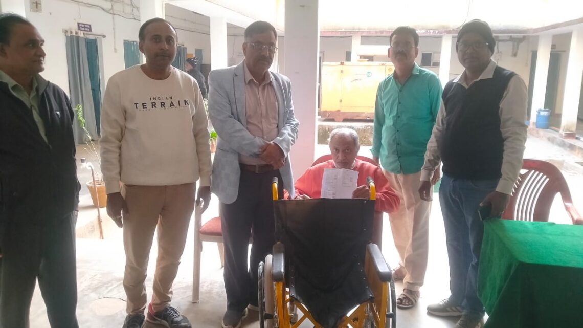 प्रशासन गांव की ओर सुशासन शिविर ठेठेटांगर में दिव्यांग शिव सिन्हा को मिला व्हीलचेयर और छड़ी सुशासन शिविर आमजन की समस्याओं के त्वरित समाधान का बना सशक्त माध्यम