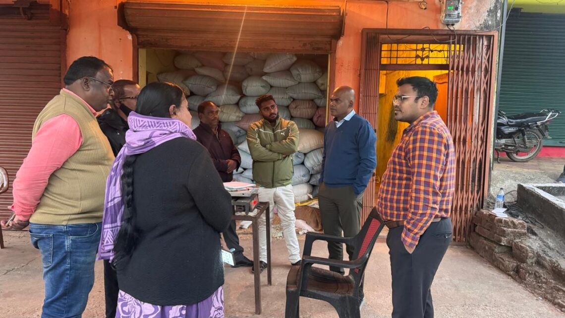 कलेक्टर रोहित व्यास के मार्गदर्शन में जिले में अवैध धान पर कड़ी कार्रवाई जारी 1500 क्विंटल से अधिक धान जब्त, चारों बैरियर पर कड़ी निगरानी किसानों से अपील – अवैध धान परिवहन रोकने में प्रशासन का करें सहयोग