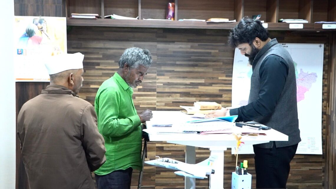 कलेक्टर रोहित व्यास ने जनदर्शन में सुनी आमजन की समस्याएं अधिकारियों को समयबद्ध एवं पारदर्शी निराकरण के दिए निर्देश