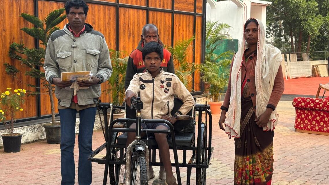 मुख्यमंत्री कैंप कार्यालय की संवेदनशील पहल से बदली कुलदीप की राह, अब आसानी से स्कूल जा सकेगा दिव्यांग छात्र कुलदीप, परिजनों ने मुख्यमंत्री विष्णुदेव साय का जताया आभार……